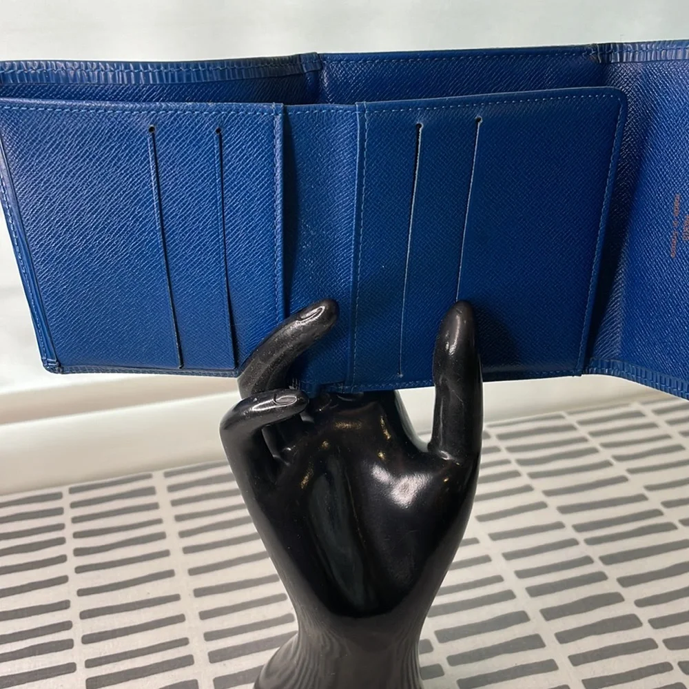 Louis Vuitton Blue Epi Snap close bi fold wallet in great vintage condition - Picture 7 of 15